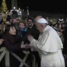 Relembre: papa Francisco se irritou com mulher que o puxou pelo braço - Reprodução