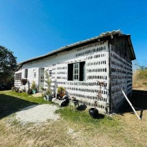 Família constrói casa usando 8 mil garrafas de vidro - Reprodução/@casadesal.eco