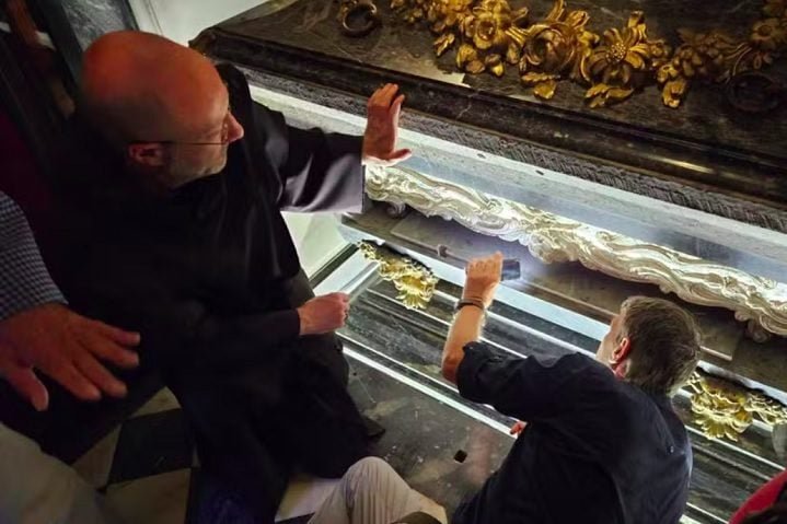 Cada conjunto de chaves permite o acesso a uma parte distinta do tÃºmulo, incluindo a grade, o cofre de mÃ¡rmore e o cofre de prata. 