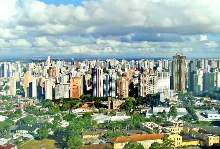 Curitiba (458º lugar): A capital do estado do Paraná é conhecida como a "Cidade Verde" graças a um planejamento urbano sustentável inovador. Com mais de 1,9 milhão de habitantes, Curitiba se destaca pelo seu clima agradável um sistema de transporte público eficiente.