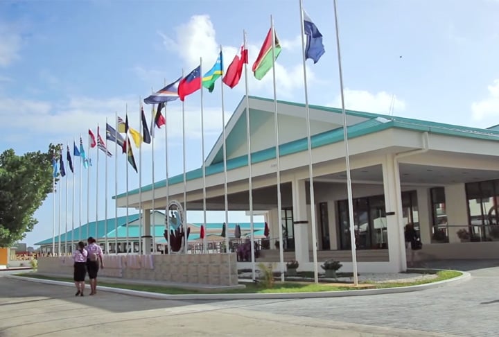 A capital é Funafuti, o atol com maior população do país: cerca de 4.500 pessoas. A sede do governo fica na vila de Vaiaku, na ilha de Fongfale.