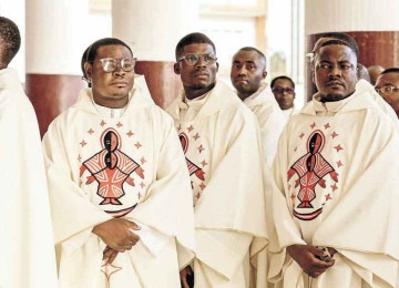 Padres africanos: Continente foi onde o catolicismo mais se fortaleceu sob o papado de Francisco -  (crédito:  Daniel Beloumou Olomo/AFP )