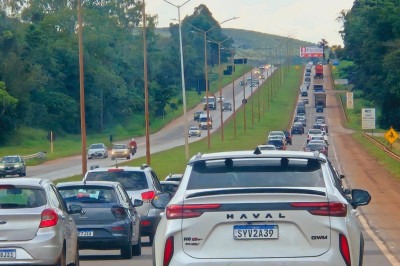 Trânsito intenso na tarde desta segunda-feira (21/4), no feriado de Tiradentes, na BR-040 -  (crédito: Jair Amaral/EM/D.A Press)