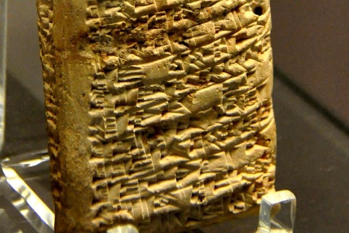 "A partir de agora, não aceitarei nenhum material seu que eu não possa selecionar pessoalmente em minha própria casa”, finaliza a inscrição na tábua.