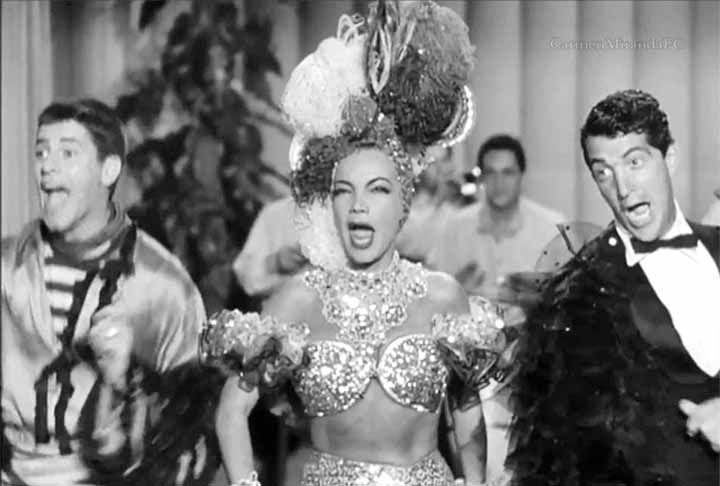 O samba ultrapassou as fronteiras do Brasil e conquistou o mundo. Artistas como Carmen Miranda ajudaram a popularizar o ritmo nos Estados Unidos.