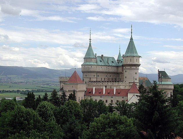Castelo de Bojnice - Bojnice, Eslováquia - Fica na região central do país. Foi mencionado pela primeira vez em 1113. Era uma fortaleza de madeira que foi gradualmente trocada por pedra. Seu estilo neogótico chama atenção na paisagem. 