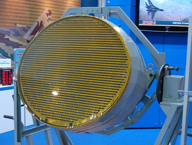 Mas o maior diferencial do SU-35 é um potente radar capaz de identificar aviões a 90 km de distância. 