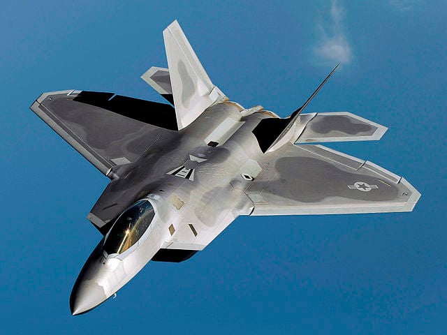 F-22 - Introduzido pela ForÃ§a AÃ©rea dos EUA com o objetivo de manter a superioridade aÃ©rea no campo de batalha, este caÃ§a tambÃ©m tem capacidade para ataque ao solo.  Atinge 2.410 km/h. Voa a 20 km de altitude.;