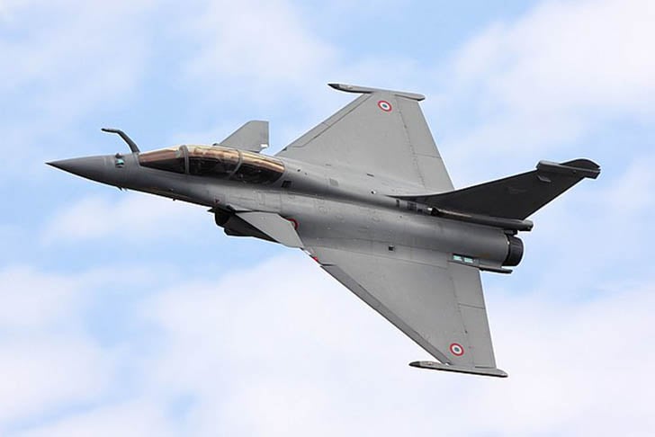 Rafale - Foi projetado em 1986 para substituir os Mirage 2000 da força aérea francesa.  Atinge 2.223 km/h. Tem uma composição ótica de grande precisão , um sistema aprimorado de geolocalização de objetos e excelente capacidade de rastreio de alvos móveis.
