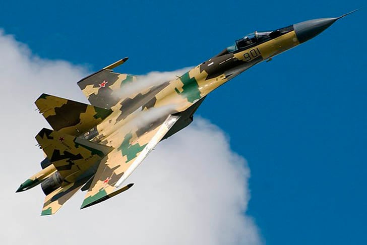 Sukhoi SU-35 - Este caça russo é uma adaptação feita em 2007 do antigo SU-27 (de 1988), com velocidade máxima de 2.390 km/h e carregado com canhão, mísseis e bombas. Tem sensores que ajudam a reduzir sua visibilidade diante dos adversários.