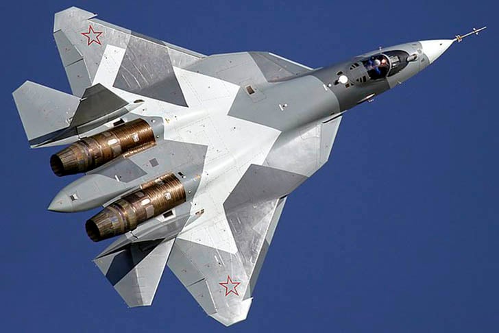 O SU-57 alcança 2.600 km/h e sobe a 20 km de altitude. Tem um sistema de radar integrado de ponta. Carrega sofisticados mísseis ar-ar, ar-terra e ar-mar. 