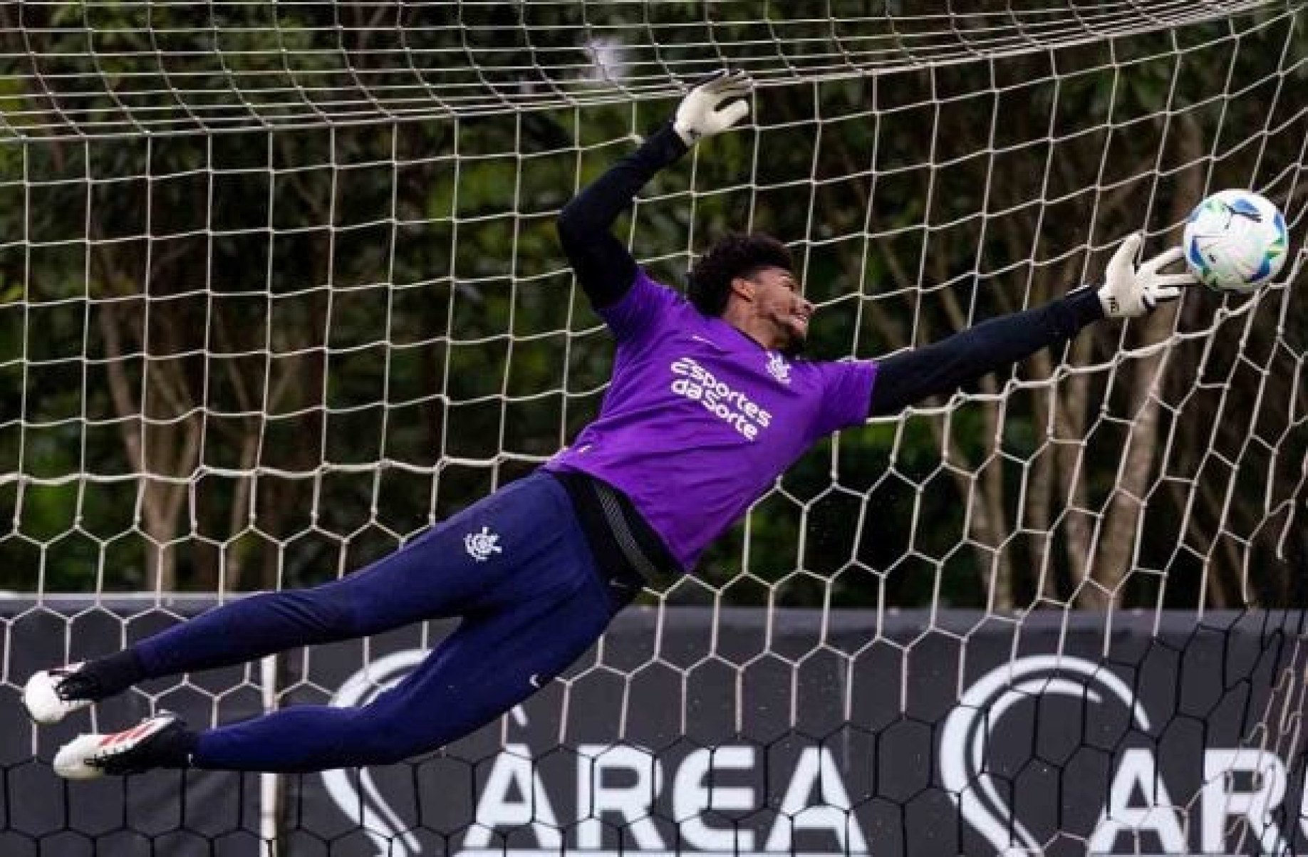 Hugo Souza e Igor Coronado são novidades na reapresentação do Corinthians