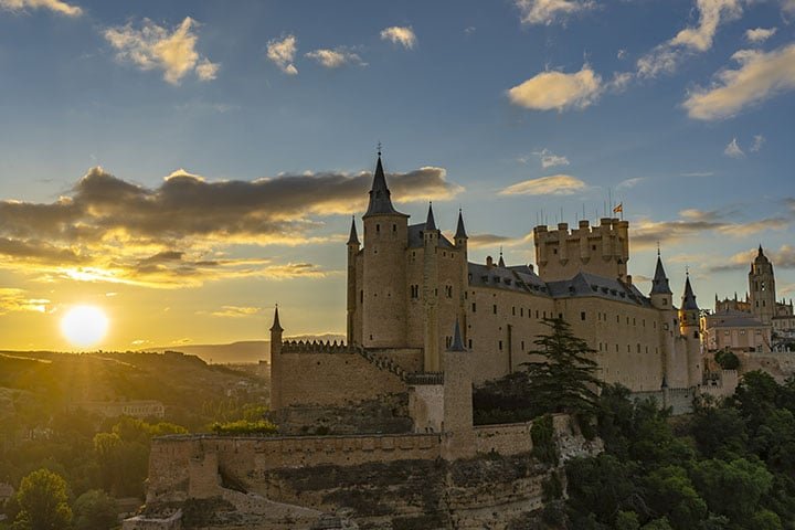 Alcácer de Segóvia - Segóvia, Espanha - Erguido sobre um penhasco na confluência dos rios Eresma e Clamores, perto das Montanhas de Guadarrama, tem o formato peculiar de proa de navio.  Sua construção remonta a 1122.