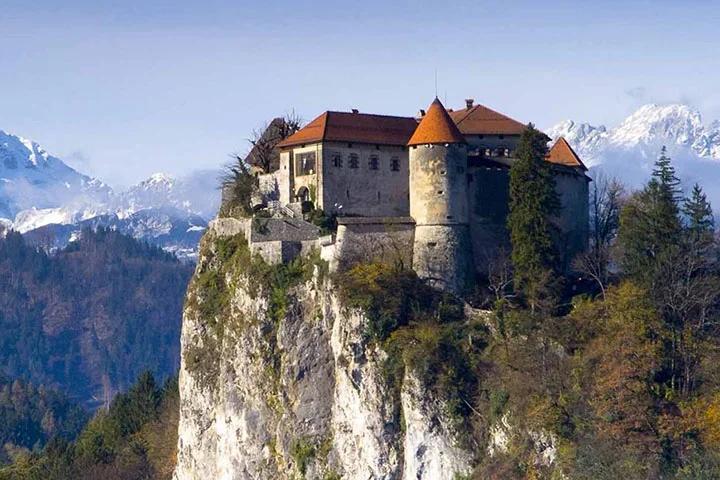 Castelo de Bled – Bled, Eslovênia -  Fica no alto de uma montanha às margens do lago glacial de Bled, no cimo de um penhasco íngreme, a 130m de altitude. Foi mencionado pela primeira vez em documentos de 1011. 