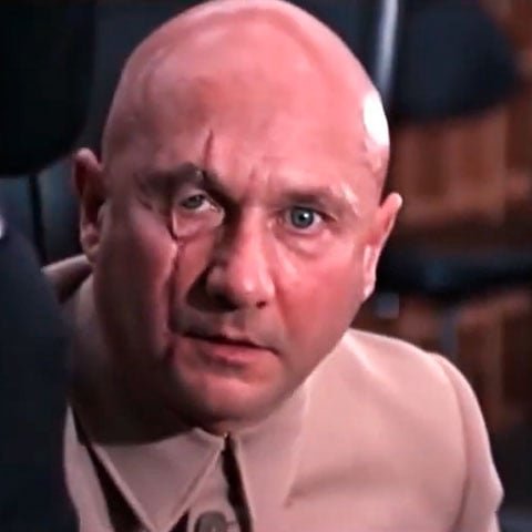 Surge Blofeld - Com "007 só se Vive Duas Vezes" (1967): A primeira aparição (em filme) do arqui-inimigo de Bond. Antes aparecendo nas sombras e manipulando Spectre por vários filmes, Blofeld enfim se revela para Bond, com sua famosa cicatriz no rosto.