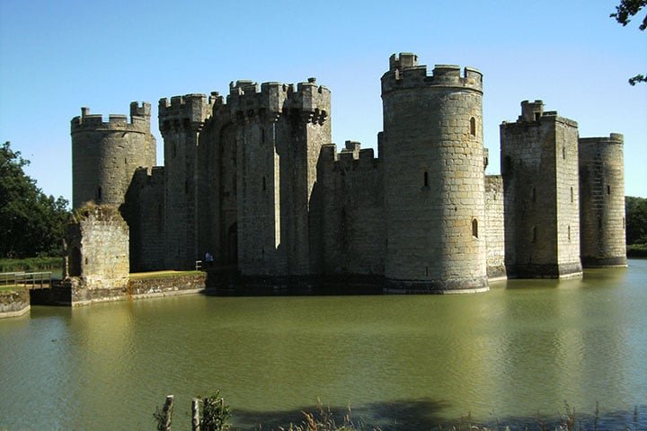 Castelo de Bodiam – East Sussex, Inglaterra - Construído em 1385 para defesa durante a Guerra dos Cem Anos. Hoje em dia, porém, percebe-se que a estrutura não era tão resistente para a batalha e supõe-se que o objetivo maior era exibir o poderio inglês com a imponência da construção.