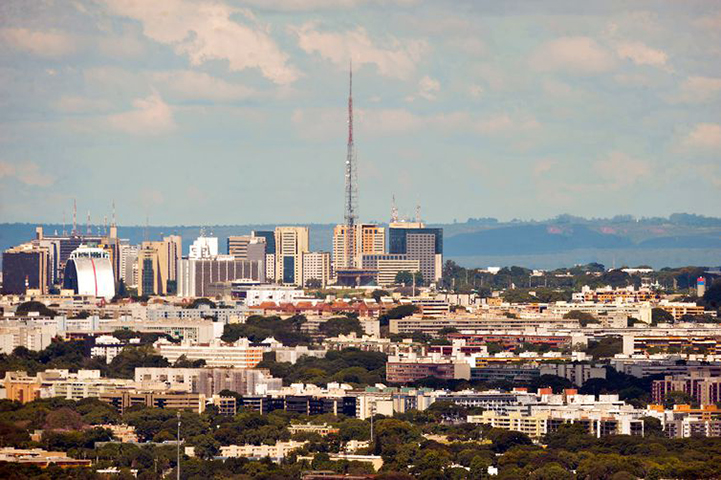 O Plano Piloto, como é conhecido, divide a cidade em três eixos principais: o Eixo Monumental, que abriga os principais edifícios governamentais e monumentos, o Eixo Rodoviário, que liga o norte e o sul da cidade, e o Eixo Sul, que concentra áreas residenciais e comerciais.