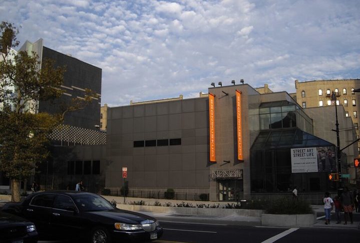 Bronx também é conhecido por ser um berço do hip hop e do rap, além de ser lar de diversos museus, como o Museu de Arte do Bronx (foto) e o Museu do Condado do Bronx.-wikimedia commons Dmadeo