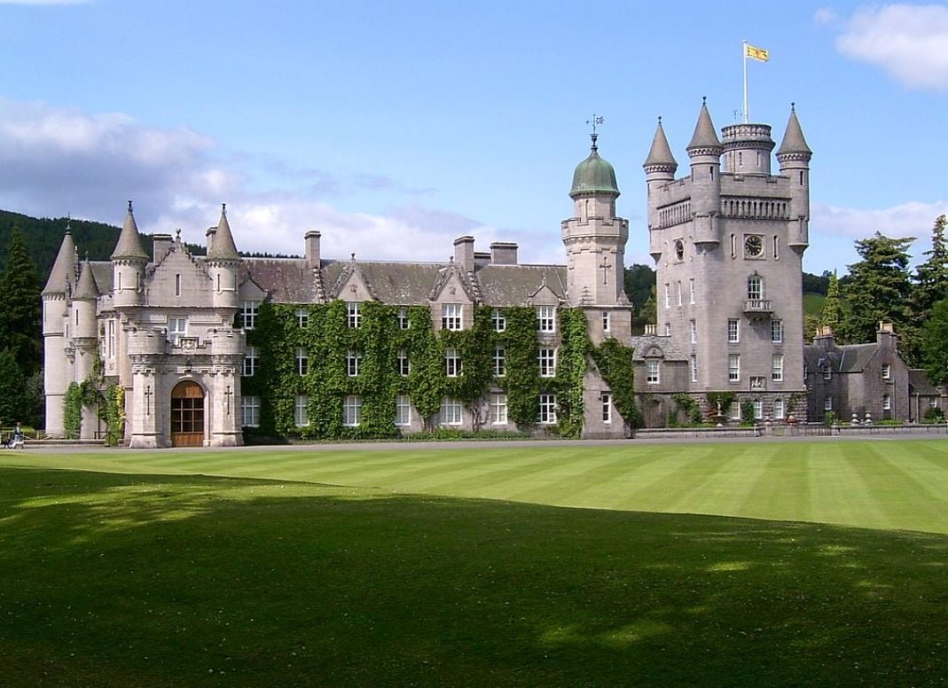 O Castelo de Balmoral foi construído em 1856, durante o reinado da Rainha Vitória. Ele possui um estilo arquitetônico escocês baronial, com torres e detalhes góticos, situado em uma vasta área rural com jardins e bosques.