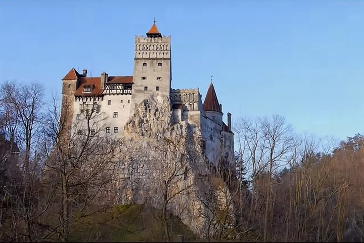 Castelo de Bran - Bran, Romênia - Erguido em 1212.  Monumento nacional e marco histórico da Romênia, na fronteira entre a Transilvânia e a Valáquia. Famoso por ter inspirado o escritor Bram Stoker na criação do castelo de Drácula, com o paredão liso num grande precipício. 