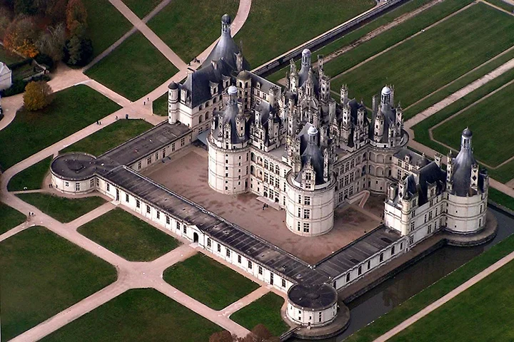 Castelo de Chambord – França - Mistura estilos de arquitetura de França medieval e da Itália com suas estruturas clássicas.  Construído entre 1519 e 1547, é símbolo de ostentação, pois, apesar de gigantesco, foi erguido apenas para servir de pavilhão de caça para Francisco I de França