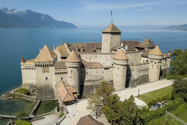 Castelo de Chillon – Suíça - Fica às margens do Lago Léman, em Veytaux, a 3 km de Montreux. Os primeiros registros do castelo datam de 1155.