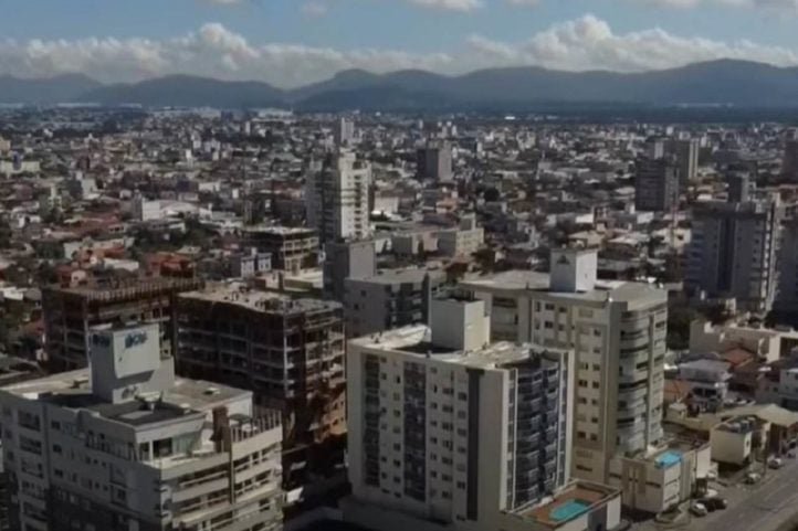 Ele descreveu que o objeto se movia "dez vezes mais rápido que um avião comercial". Esse caso foi em Navegantes, uma cidade litorânea de Santa Catarina.