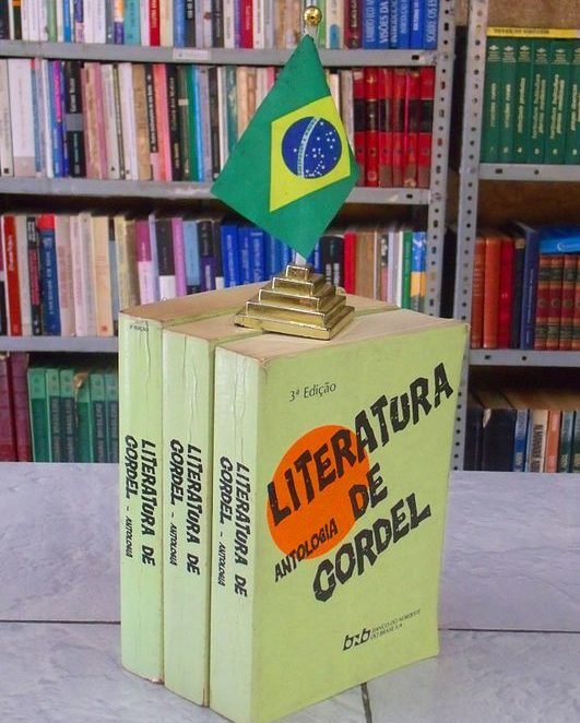 Esses trovadores recitavam suas poesias em feiras e mercados, transmitindo histórias e notícias. Com a colonização, essa tradição foi trazida para o Brasil, onde se adaptou e evoluiu.