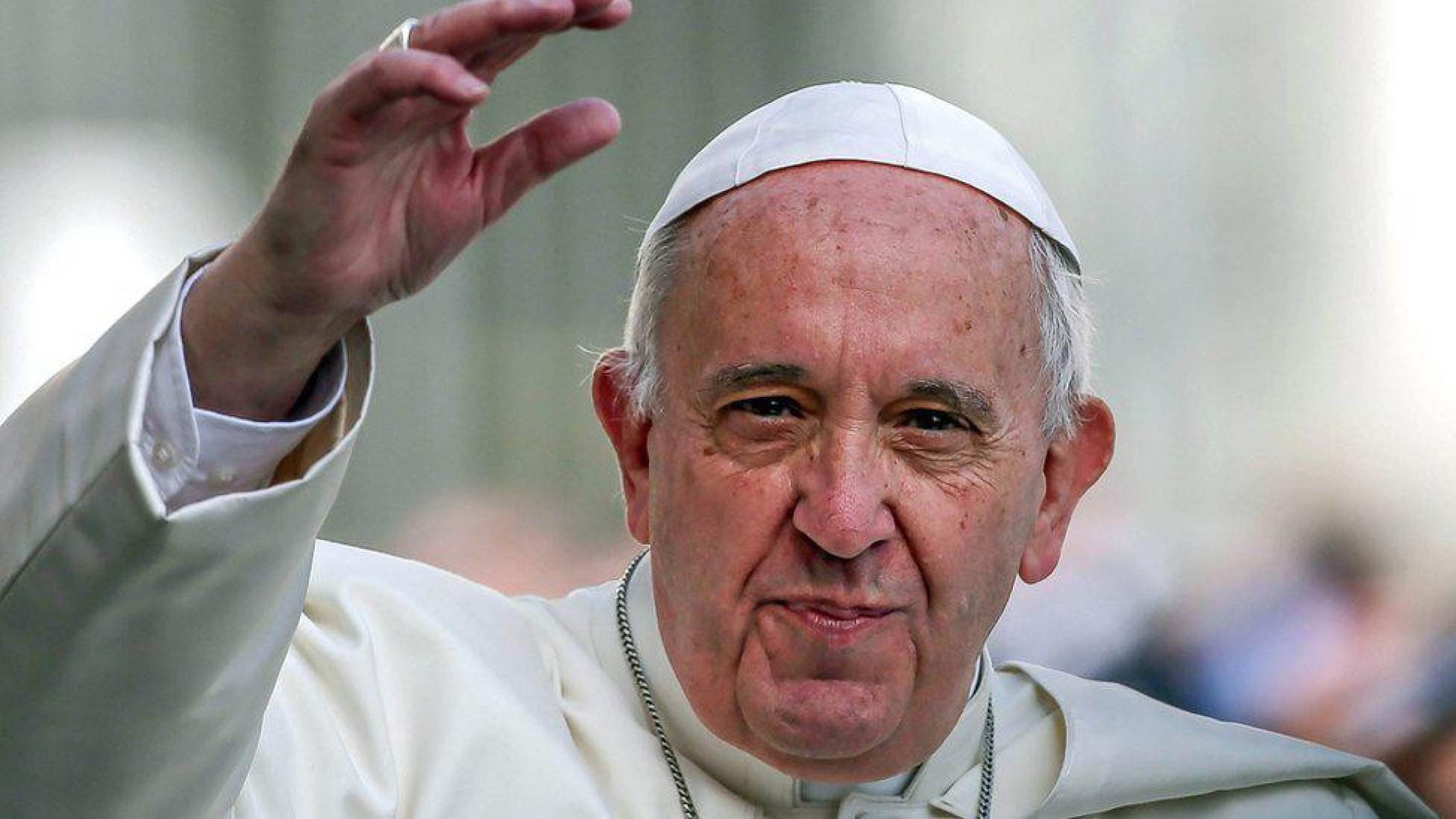 Papa Francisco cumprimentando seu predecessor, o papa emérito Bento 16, em uma missa papal em 2014-Getty Images