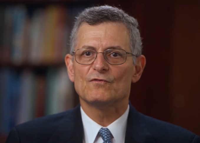 "Essa doação revoluciona radicalmente nossa capacidade de continuar atraindo estudantes comprometidos com nossa missão, não apenas aqueles que podem pagar", afirmou o diretor da escola de medicina, Dr. Yaron Tomer. -reprodução youtube