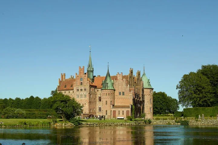 Castelo Egeskov – Ilha de Fiónia, Dinamarca -  É o mais bem preservado castelo de fosso da arquitetura do Renascimento da Europa. Fica ao sul da Ilha de Fiónia, a 166 km da capital Copenhague Erguido em 1554. 