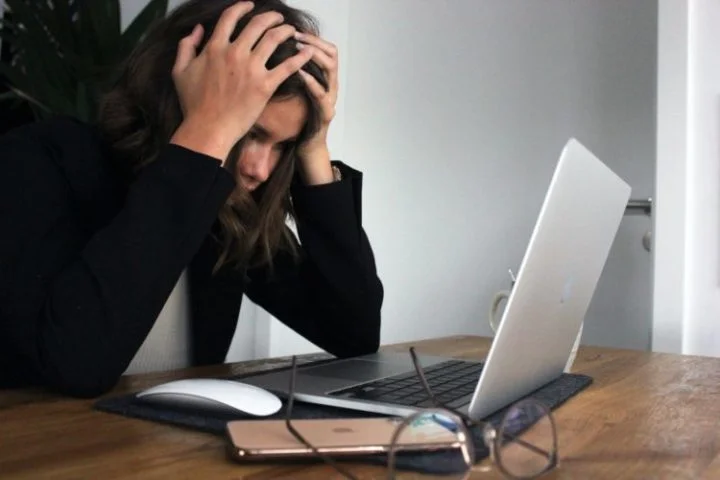 É fundamental adotar medidas preventivas para combater o estresse e cuidar da sua saúde mental. Uma dica é definir bem os horários de trabalho e evitar levar tarefas para casa.