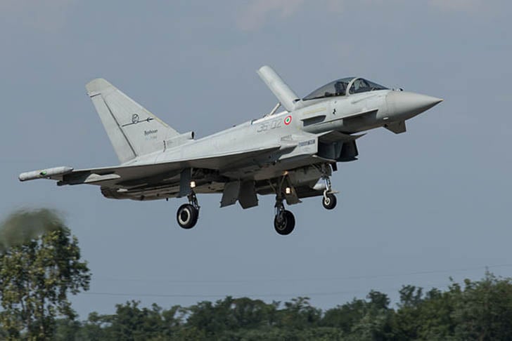 Eurofighter - Sua tecnologia permite manter a velocidade supersônica por longos períodos.  E dispensa o uso de pós-combustores (equipamento usado em jatos para propulsão extra). Isso amplia sua autonomia. Atinge 2.495 km/h. Voa a 19,8 km de altitude. 