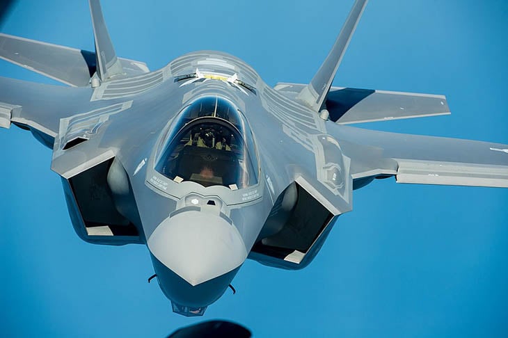 Tem variedade grande de armas. Além de desenho furtivo, tem revestimento absorvente de ondas de radar e ampla gama de sensores ultramodernos. 