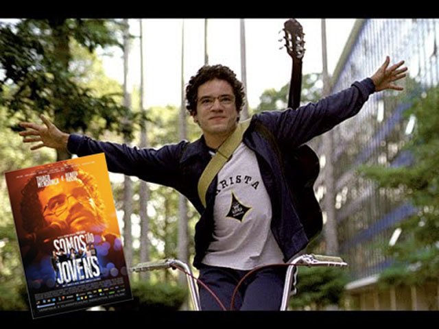 Somos Tão Jovens (2011), de Antonio Carlos da Fontoura. Mais um filme baseado na obra de Renato Russo. O longa conta sobre a vida do artista e o título se refere à música "Tempo Perdido".  Thiago Mendonça encarna Renato Russo.