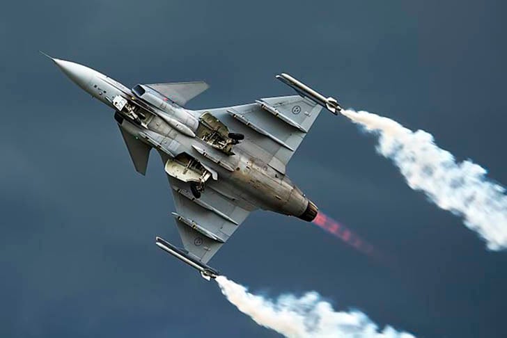 Gripen E - Esse caça é fabricado pela Suécia desde 1987. Foi modernizado e tem capacidade de reabastecimento em voo através de sondas retráteis e um sistema de pressurização a bordo para viagens mais longas.