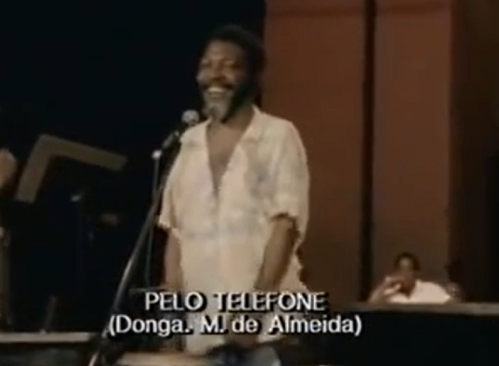 A primeira gravação oficial de um samba ocorreu em 1917 com a canção "Pelo Telefone", atribuída a Donga e Mauro de Almeida, que marcou o início da popularização do gênero.