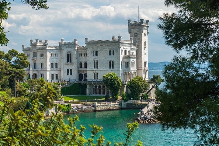 Castelo de Miramare â?? Trieste, ItÃ¡lia - Fica na costa da cidade, no nordeste do paÃ­s. Erguido no sÃ©culo 19 para ser residÃªncia de Maximiliano de Habsburgo, Arquiduque da Ãustria. 