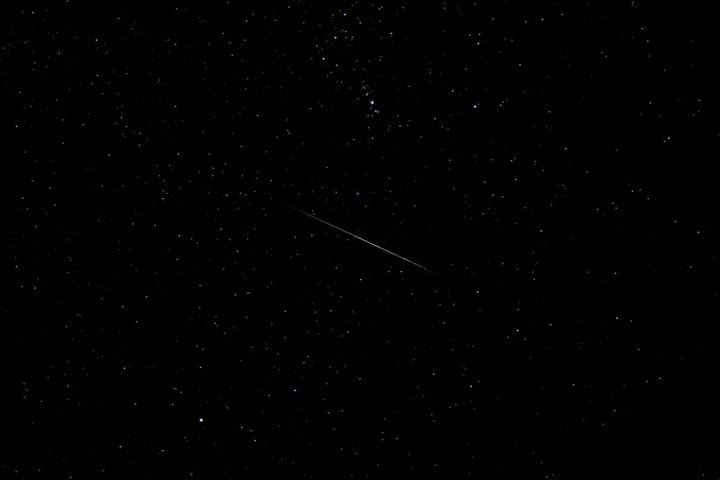 Ele afirmou que os objetos se moviam a uma velocidade extremamente rápida, estimando que viajavam a pelo menos 8 mach (oito vezes a velocidade do som)!