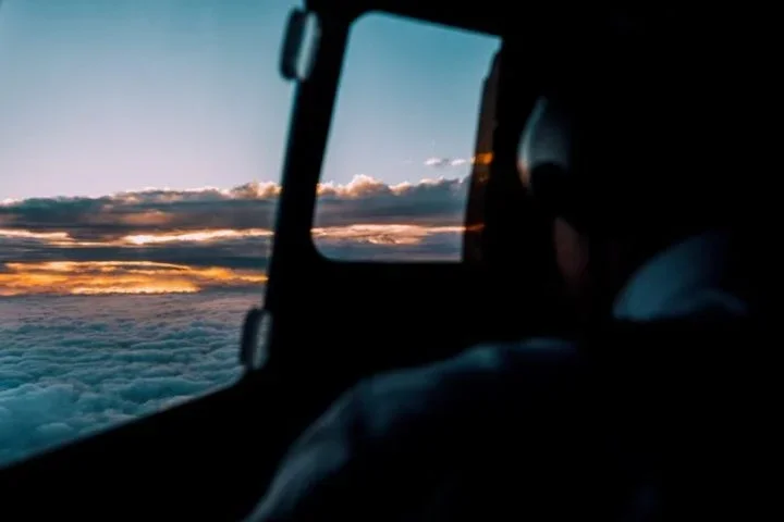 Ele mencionou que o objeto estava "acima do seu nível de voo," a uma altitude de 34 mil pés.