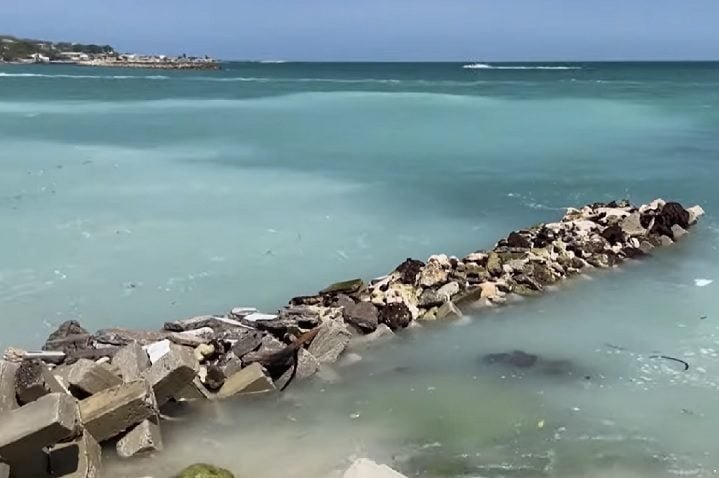 Esses ossos estavam à mostra na praia, mostrando os impactos reais que o aumento do nível do mar está causando na região.