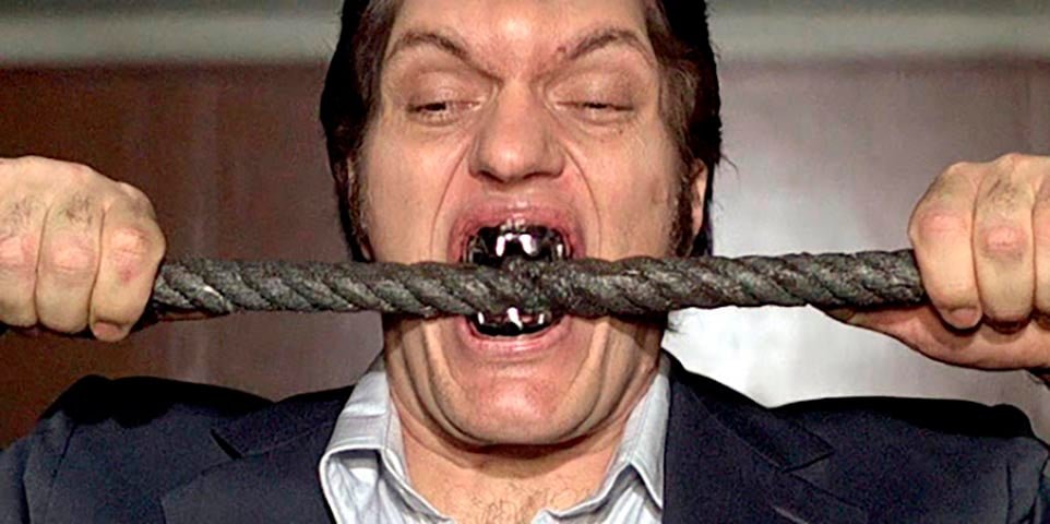 Jaws, interpretado pelo ator Richard Kiel, é um grande vilão de James Bond.  Ele tinha dentes de aço e tentou roer os cabos do Bondinho do Pão de Açúcar. Também apareceu em "007 O Espião Que Me Amava" (1977).