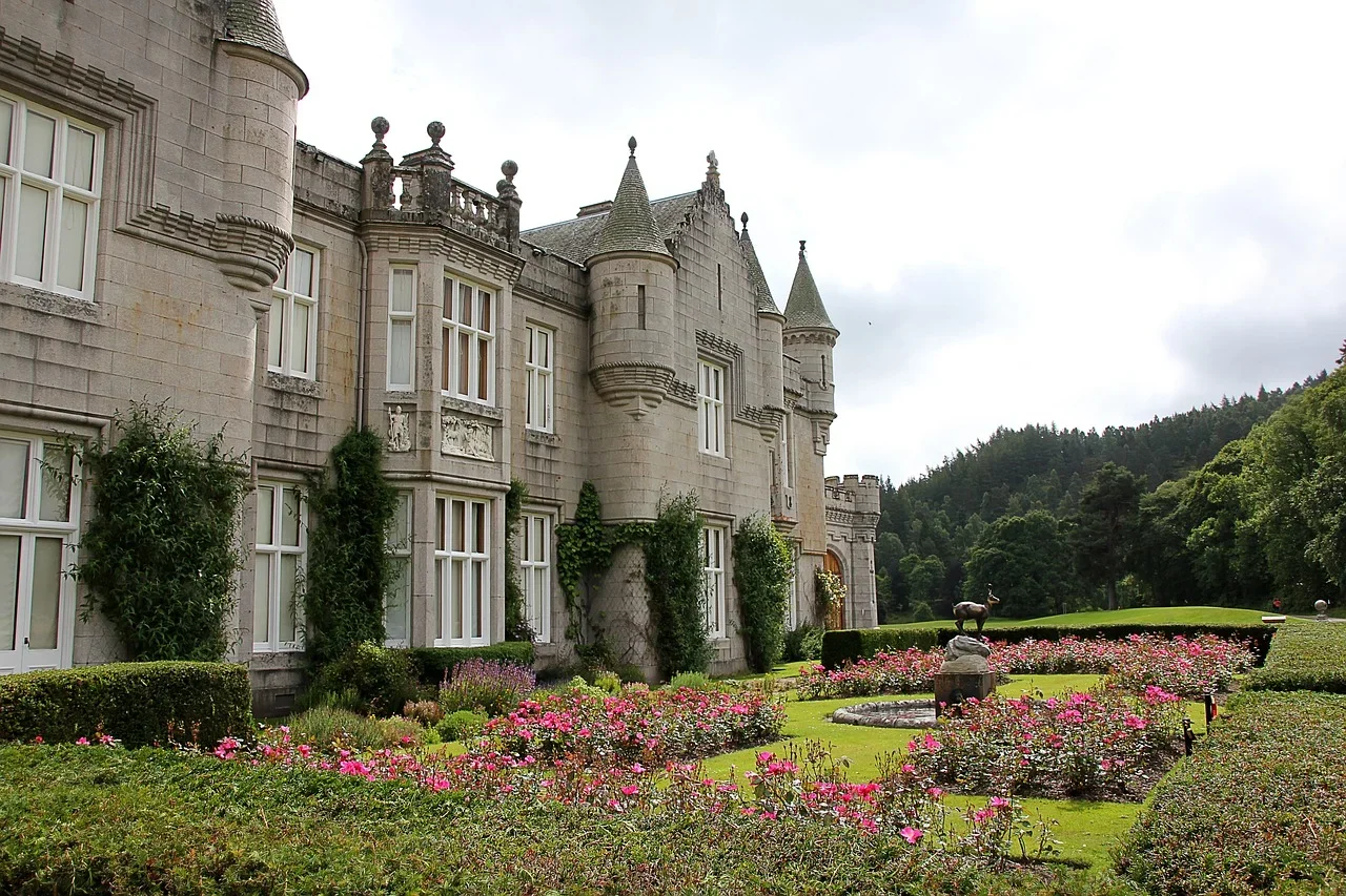 Balmoral era um refúgio particular para a rainha e a família real, onde ela podia descansar e desfrutar de momentos mais privados, longe das obrigações formais de Londres e do Palácio de Buckingham.