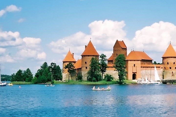 Castelo da Ilha Trakai – Lituânia - Castelo insular localizado em Trakai, Lituânia, em uma ilha no Lago Galv?. A construção do castelo de pedra foi iniciada no século 14 .