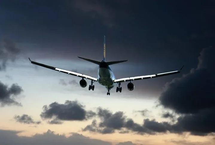 Outro caso, ocorrido em um voo com direção a Santa Catarina, um piloto relatou que, enquanto sobrevoava a cidade de Ilha Comprida, no estado de São Paulo, ele notou entre 4 e 5 objetos a uma grande distância, com luzes brancas intermitentes. 