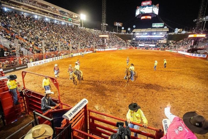 A principal atração da Festa do Peão são os rodeios, que reúnem os melhores competidores do Brasil e do mundo em diferentes modalidades, como Laço Comprido, Montaria em Touros e Cutirana.