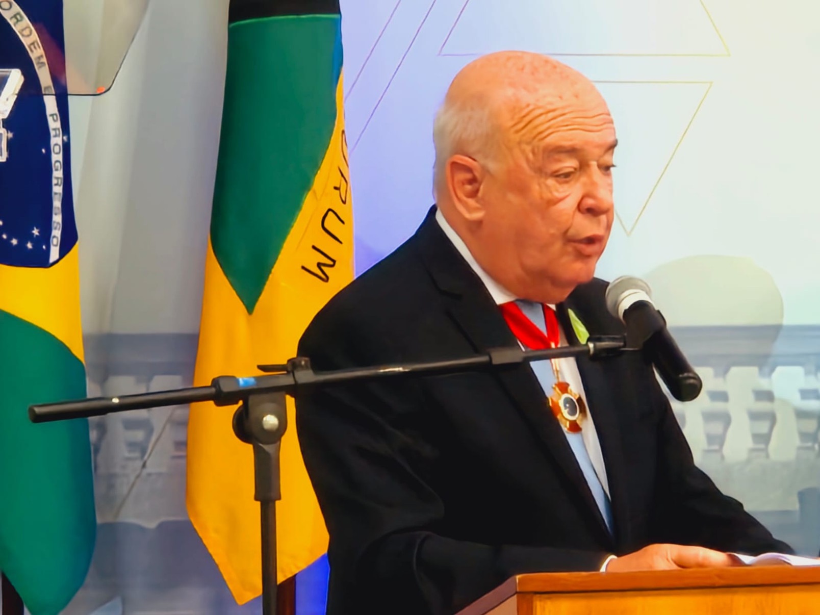 Prefeito alfineta governador de Minas Gerais: 