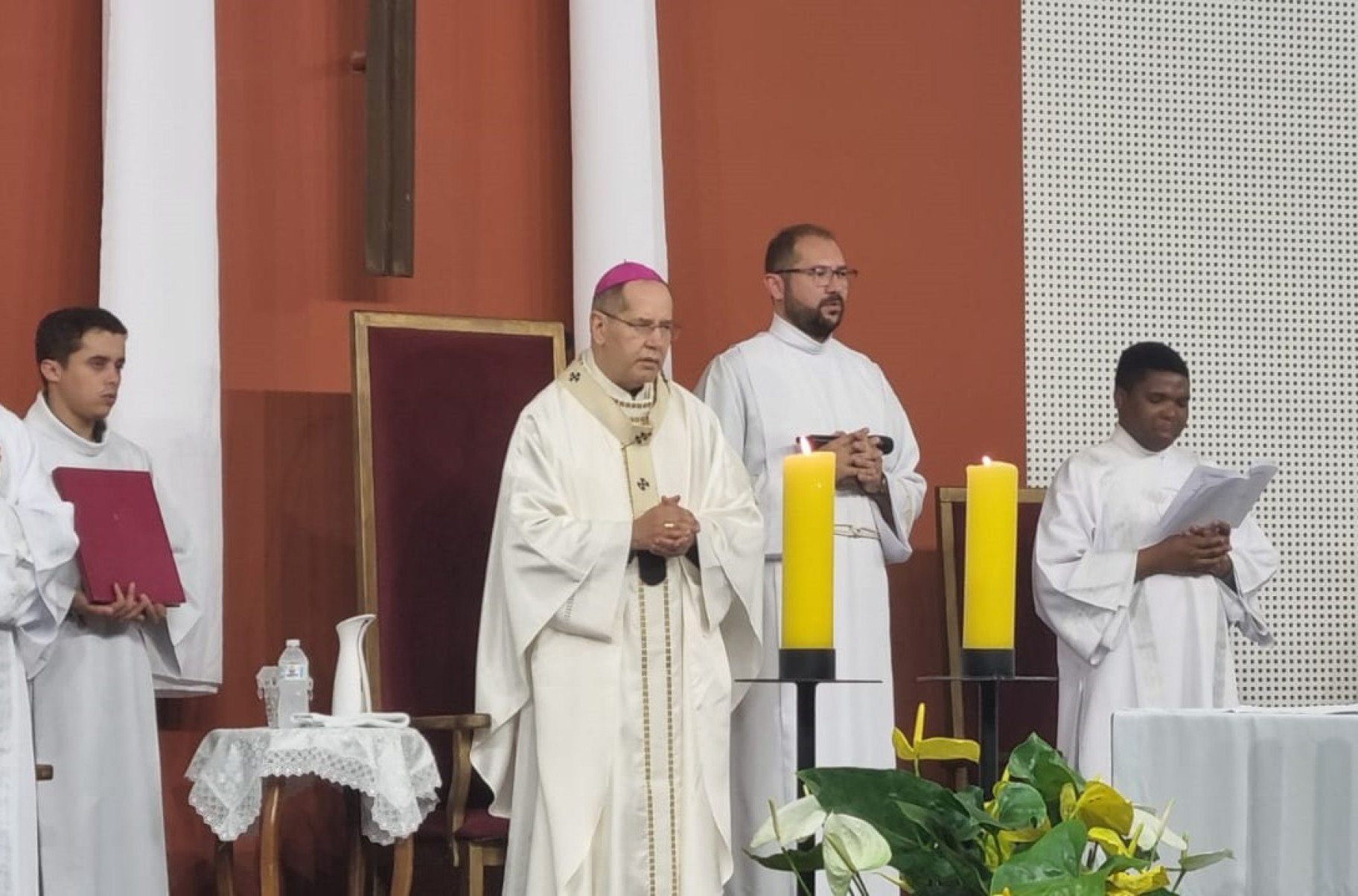 O arcebispo metropolitano, Dom Walmor Oliveira de Azevedo, ao centro, durante celebração na Catedral Cristo Rei
