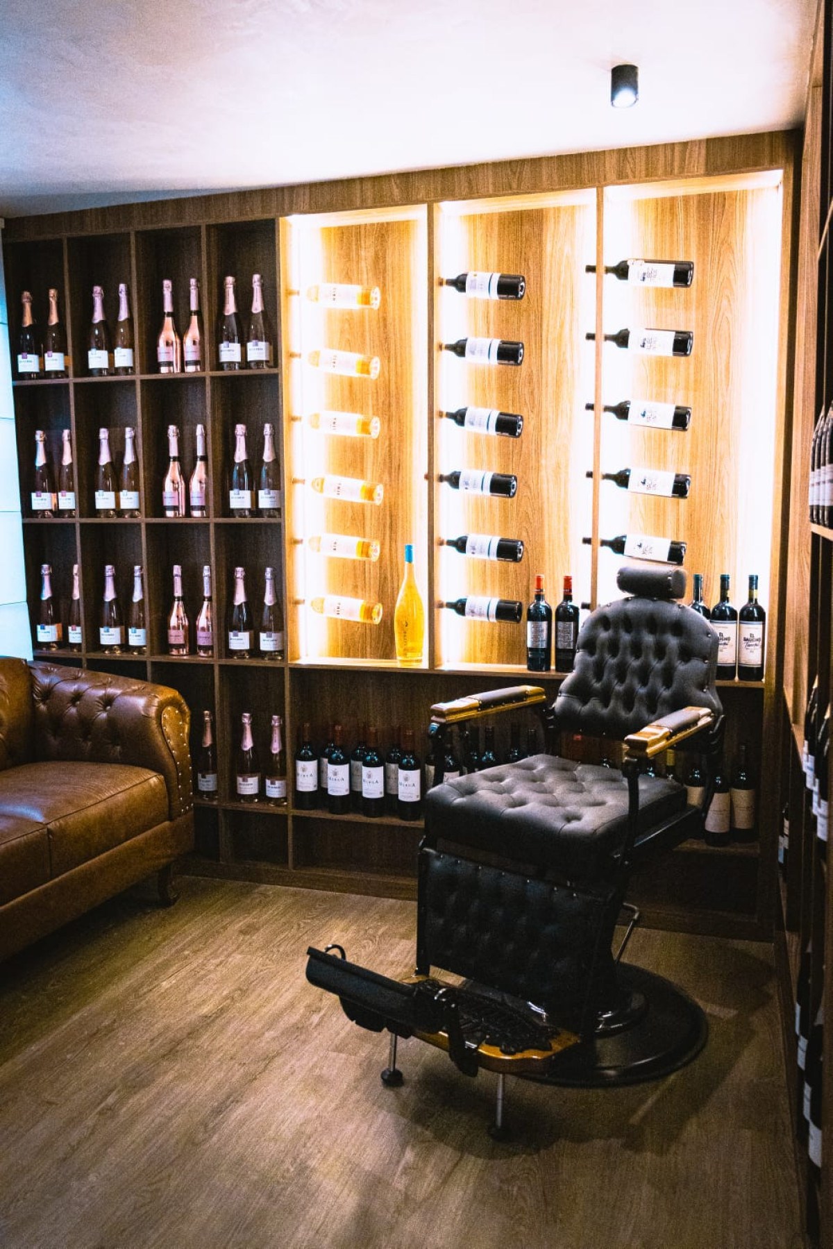O espaço múltiplo reúne vinoteca e barbearia, além de contar com serviços de estética O espaço múltiplo reúne vinoteca e barbearia, além de contar com serviços de estética