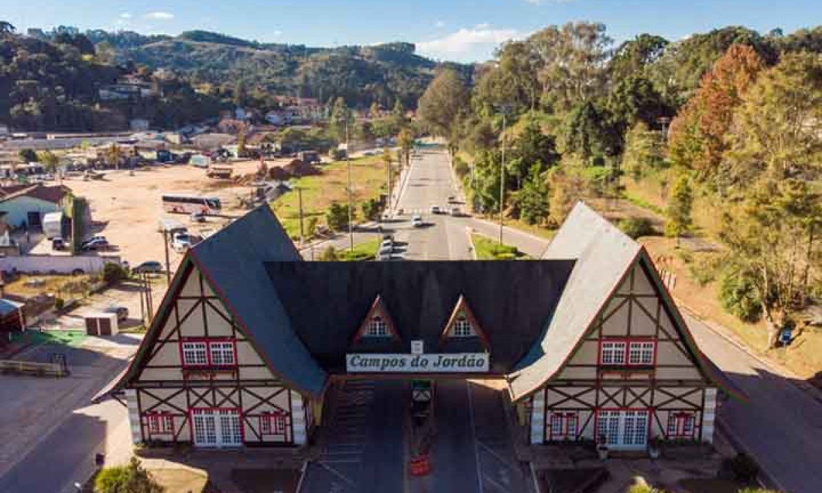 Campos do Jord&atilde;o(1.628m)- Conhecida como a "Su&iacute;&ccedil;a Brasileira", devido &agrave;s suas caracter&iacute;sticas arquitet&ocirc;nicas e ao clima frio, a cidade &eacute; a mais alta do Brasil. Fica no estado de S&atilde;o Paulo, a 680 km da capital paulista, e tem cerca de 52.400 habitantes. A cidade &eacute; famosa pelo turismo, especialmente durante o inverno, quando uma multid&atilde;o chega para aproveitar as baixas tempraturas. 